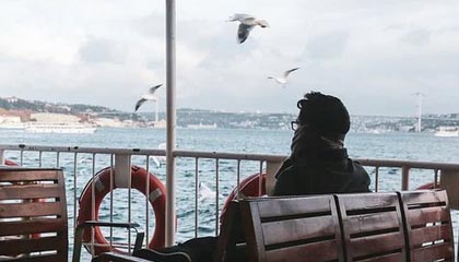 山东一女店主搬运啤酒时，箱内酒瓶突然爆炸，炸断泪腺！厂家：全额承担医疗费