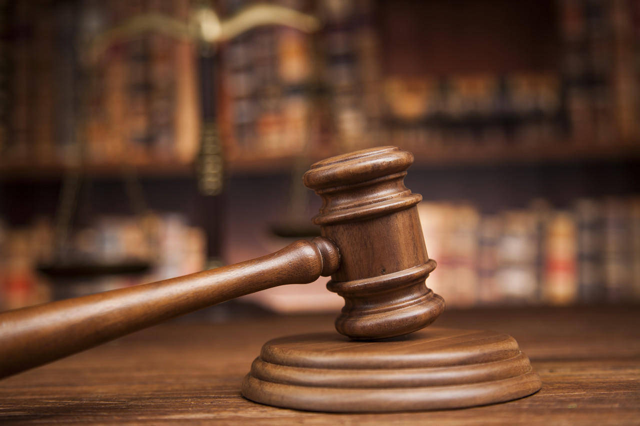 男子入室盗窃被发现后竟将女子压在床上，一审被判6年半 上诉称不构成抢劫罪而是想猥亵对方被驳回