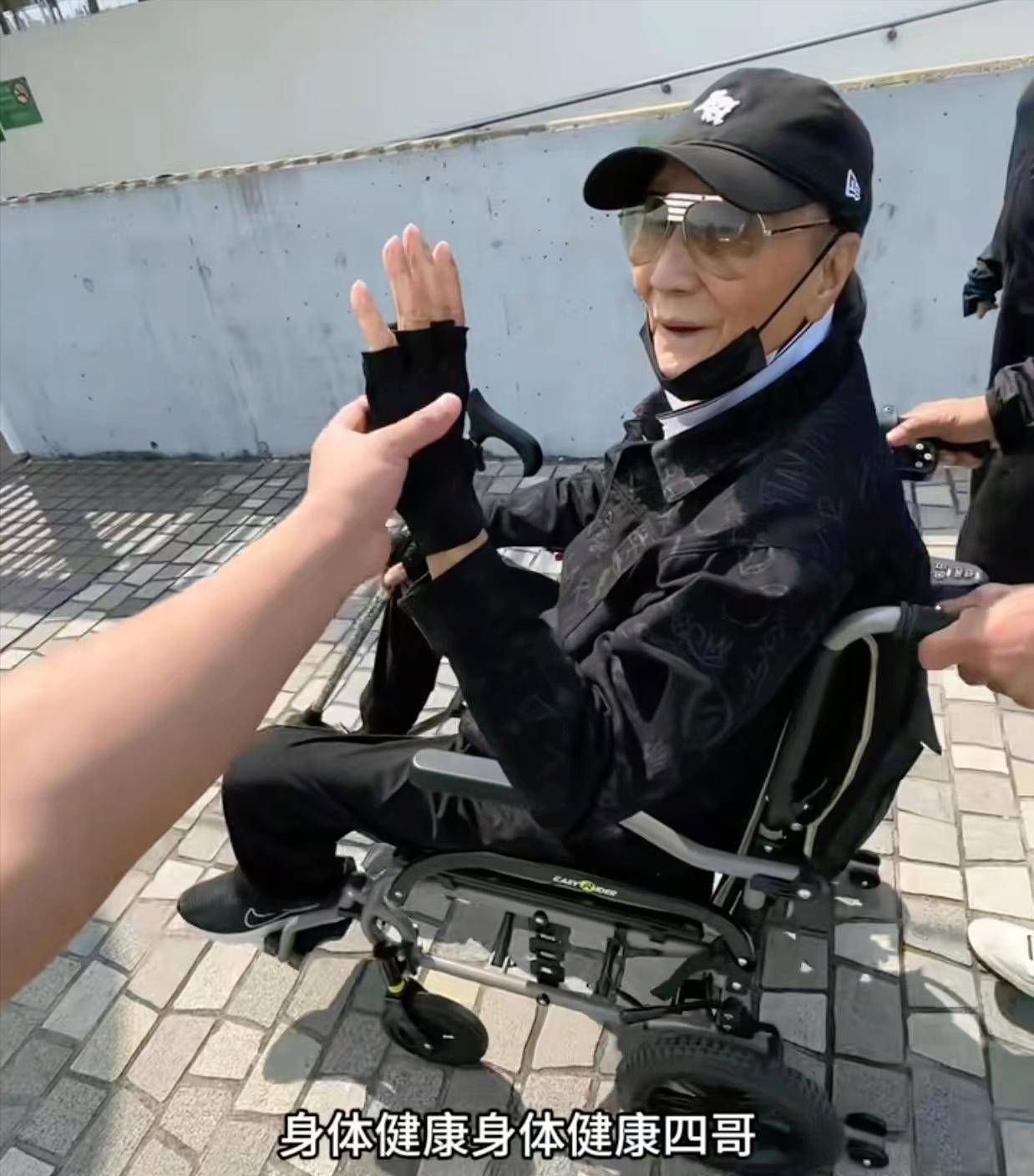 71岁成龙头发花白!谢贤交代后事张纪中出了车祸还得养家…慢慢老去的他们让人泪目