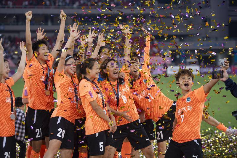 极限反转！登顶亚洲！武汉队获得首届女足亚冠冠军