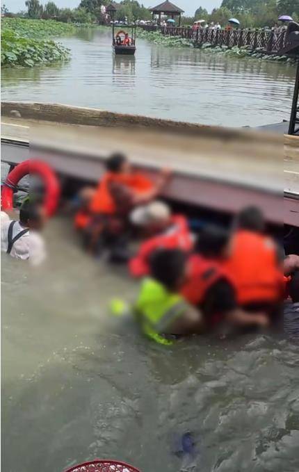 成都一景区游船侧翻12人落水,当地:有人抢乘所致,无伤亡