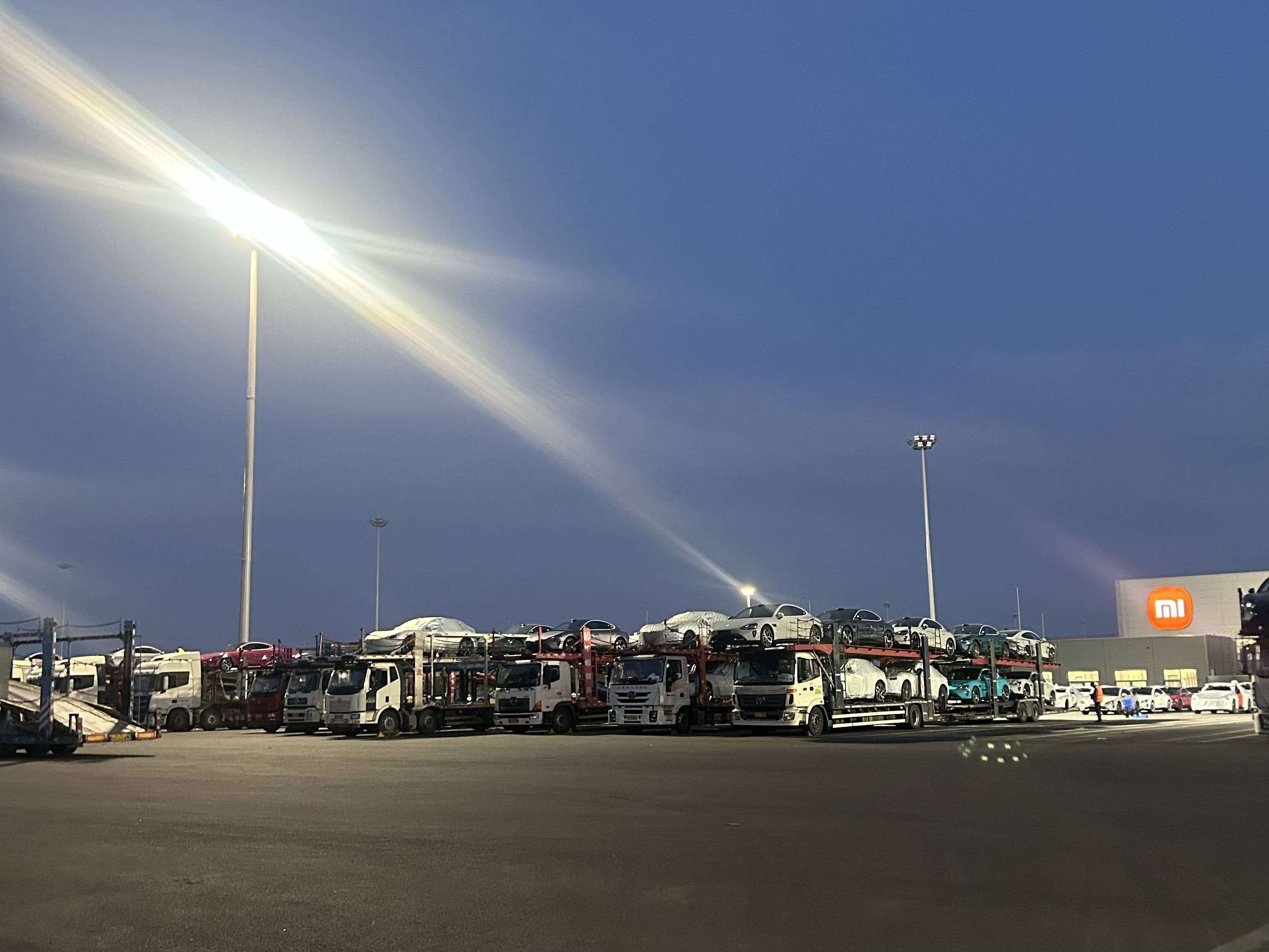 小米YU7上市72小时：“锁单+1”刷屏工作群，提车时间最长超一年，雷军直面“产能挑战”？