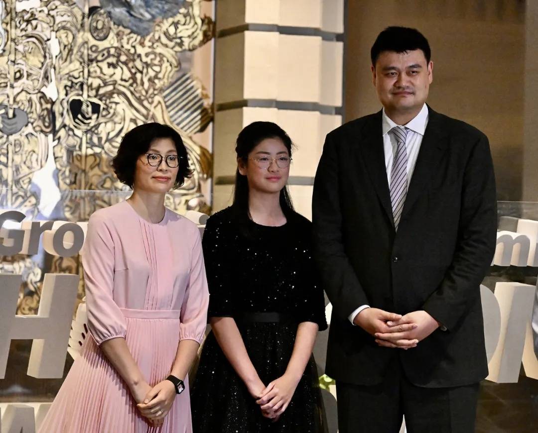 姚明父女最新同框，15岁女儿姚沁蕾身高1米9赶超成年男性