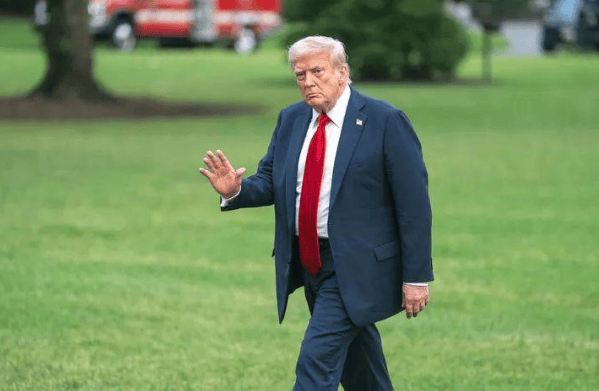 新的情况出现，中美贸易下降20%，王毅开门见山，送给美国12个字