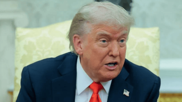 新的情况出现，中美贸易下降20%，王毅开门见山，送给美国12个字