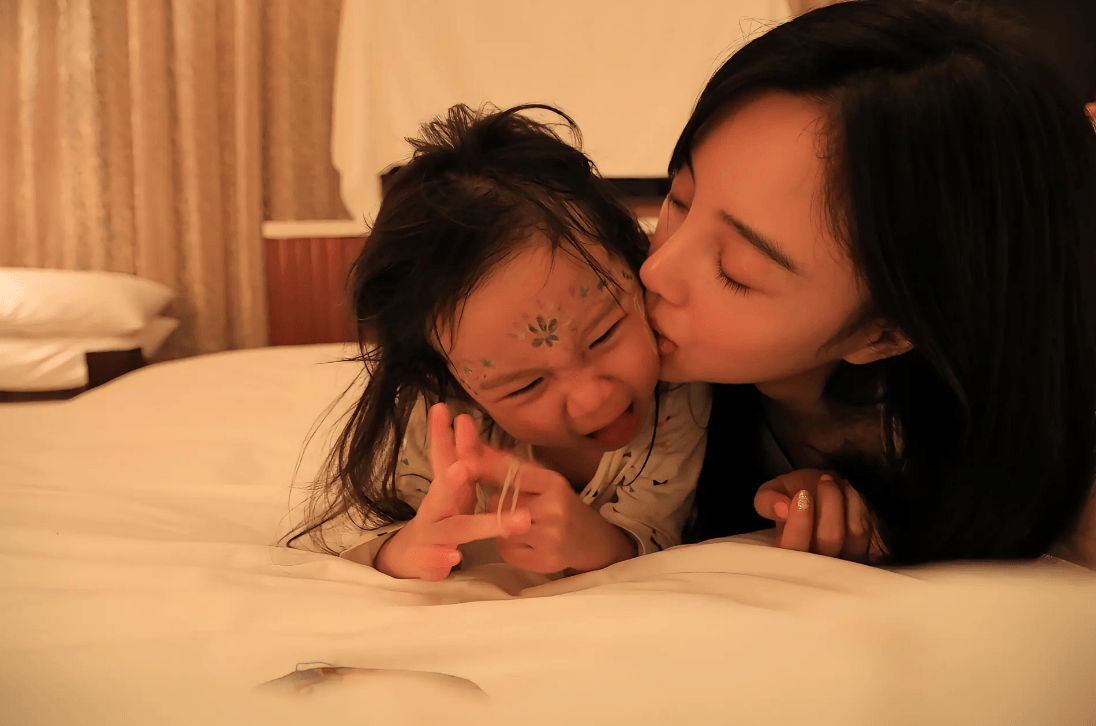 娱乐圈星二代护母太感人：甜馨力挺李小璐谢振轩内涵王菲只为保护张柏芝！