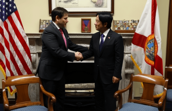 大陆预言成真，赖清德“过境”美国，人还没出发，特朗普就不装了