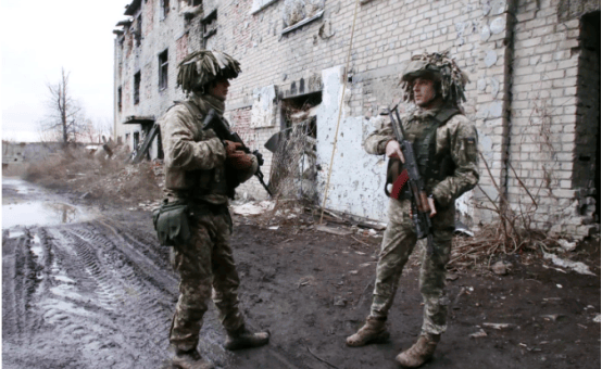 俄军40次冲锋攻入红军城！乌民众千人抗议逼宫，泽连斯基要下台？