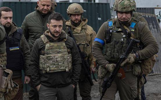 俄军40次冲锋攻入红军城！乌民众千人抗议逼宫，泽连斯基要下台？