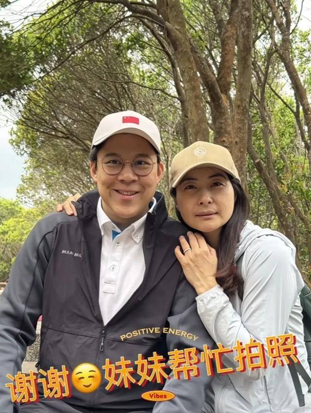 霍启刚专程飞新加坡，见证郭晶晶入选国际游泳名人堂，二人结婚13年，育有一子两女