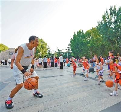 “再平凡的球场,也能承载梦想”(微光)