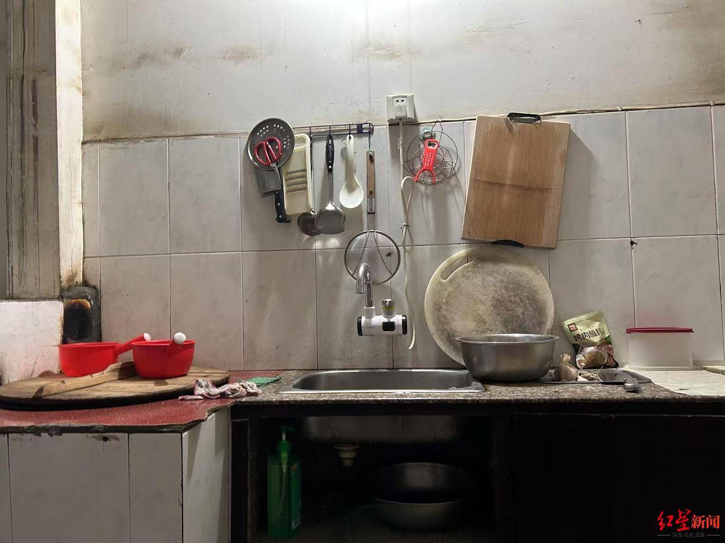 女子涉嫌杀害前夫潜逃26年：在外省结婚生子，落网前是村委会会计丨红星调查