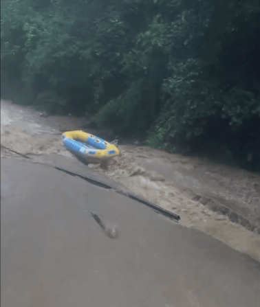 大峡谷漂流突降大雨，24岁女游客落水失联！亲属：仍在搜寻中