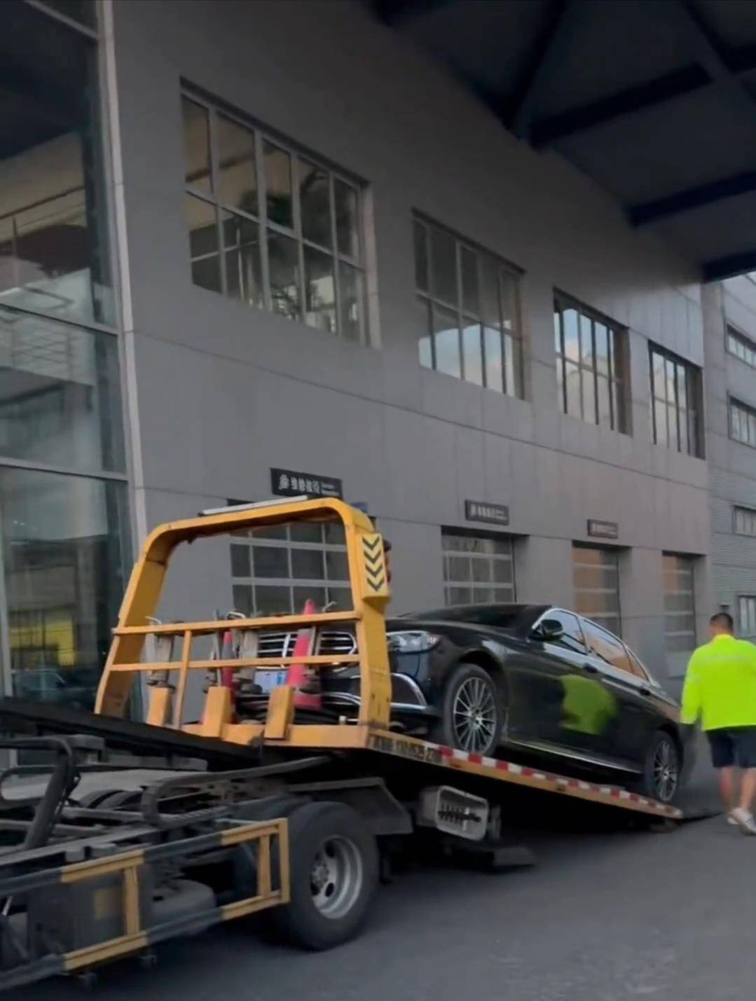 3名男孩偷开奔驰车到百公里外遗弃，2人已被抓获，车主：还好仅保险杠有轻微刮擦