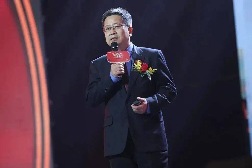 山东下岗技术员,干出800亿“果链”龙头,又将收获200亿IPO