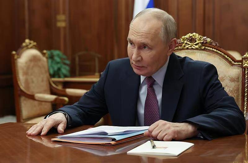 难怪3年都打不垮乌克兰，大批列车越过乌波边界，普京将迎战？