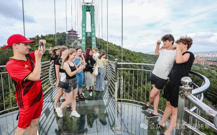 200名俄罗斯人威海“撒欢”:根本不想走!