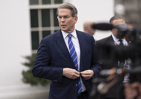 特朗普变招，白宫：8月12日后或恢复24%对华关税？美财长对华打明牌，中方已经划出“红线”