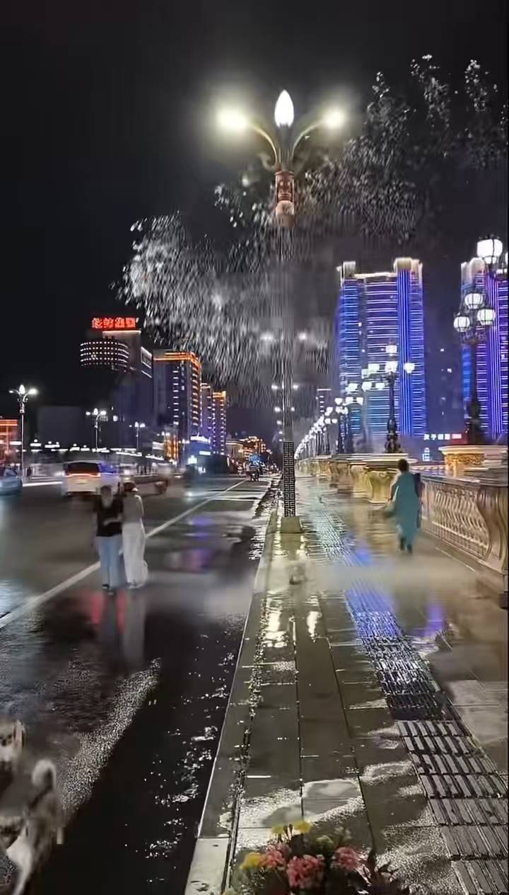 “路过的都没放过！”吉林延吉一喷泉转向喷向人行道，当地：已恢复，是程序设定问题