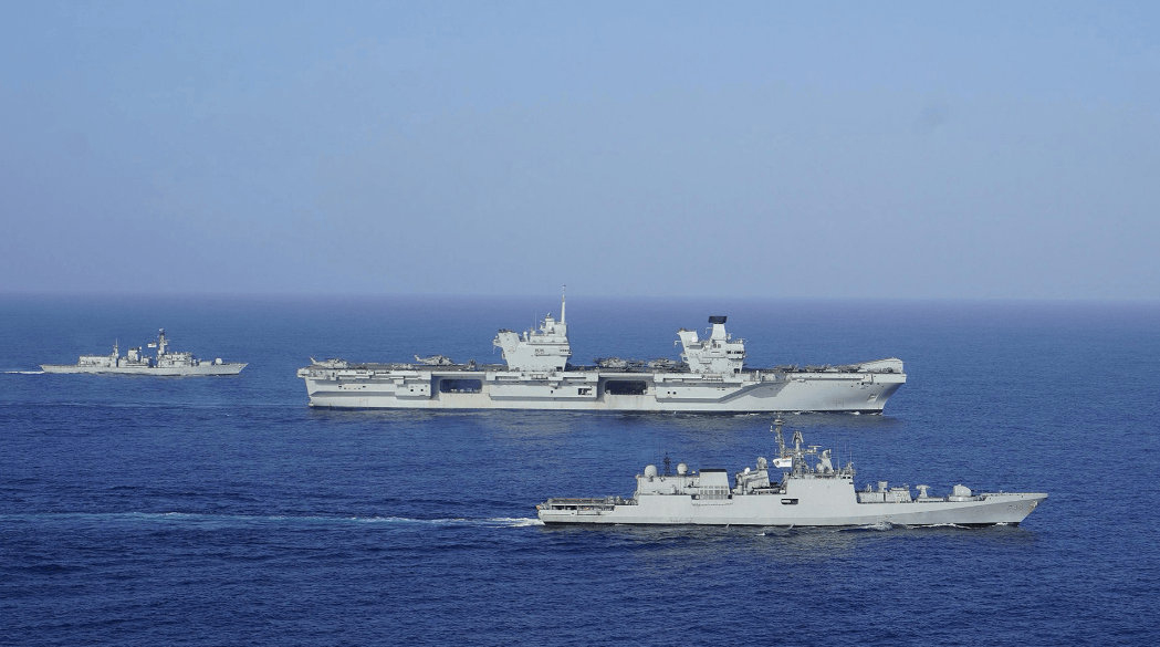 三国航母闯进南海，全部舰载机开上甲板，将在解放军面前摆拍？