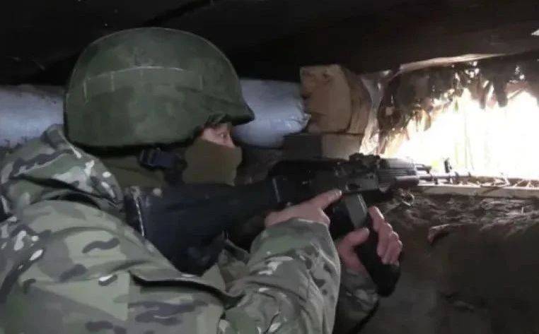 普京果然有大靠山，俄罗斯终于等到强援了！10万人组成的队伍准备跨过俄朝国境线？