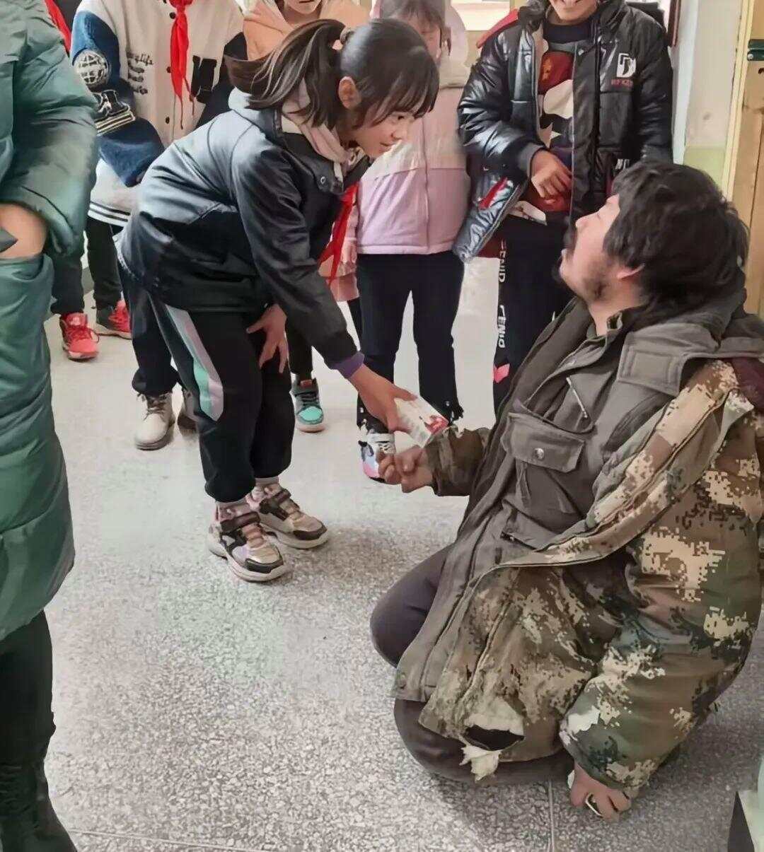 遗憾!受拾荒者资助感动全网女孩意外去世,此前两人相见泪流满面感动全网