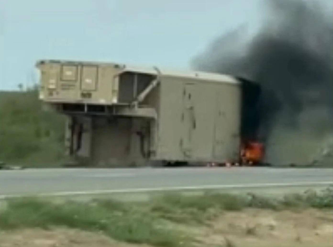 美军再迎噩耗！一声巨响：萨德反导核心当街变废铁，现场燃起大火