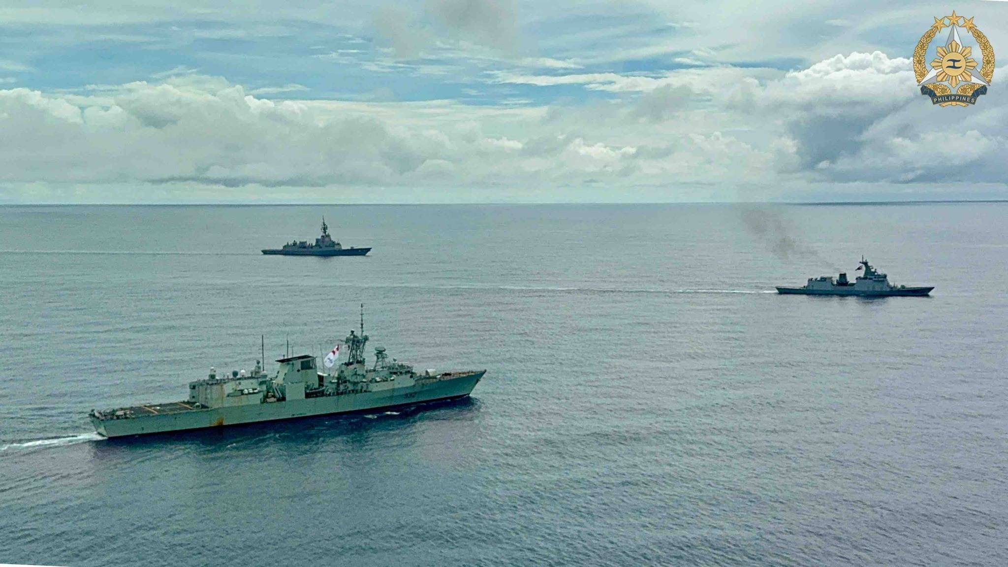 台岛海峡对峙升级，外军机突然向直10逼近，结果下一刻又老实了