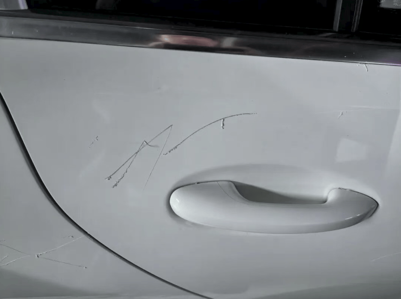 女子用铁片将邻居奔驰车划开数个口子，被采取刑事强制措施 双方曾因车门磕碰发生口角