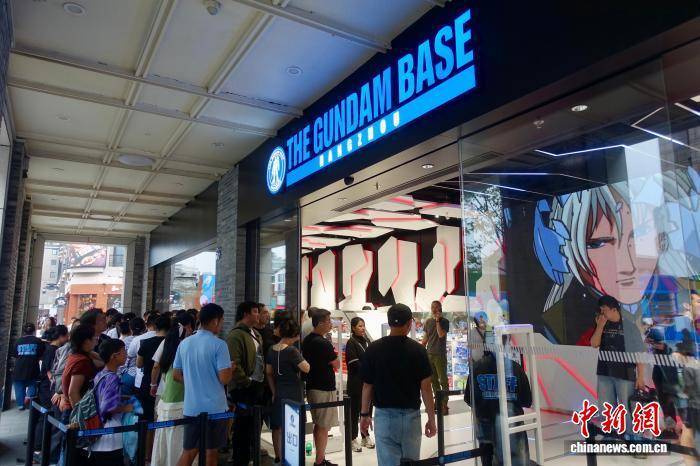 高达模型现身浙江杭州西湖畔 吸引游客打卡