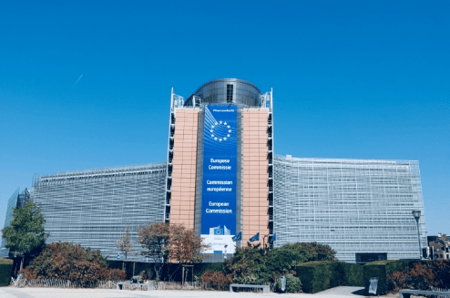 中方警告奏效，特朗普再打“中国牌”，冯德莱恩做了个明智决定，对100%关税说“不”！