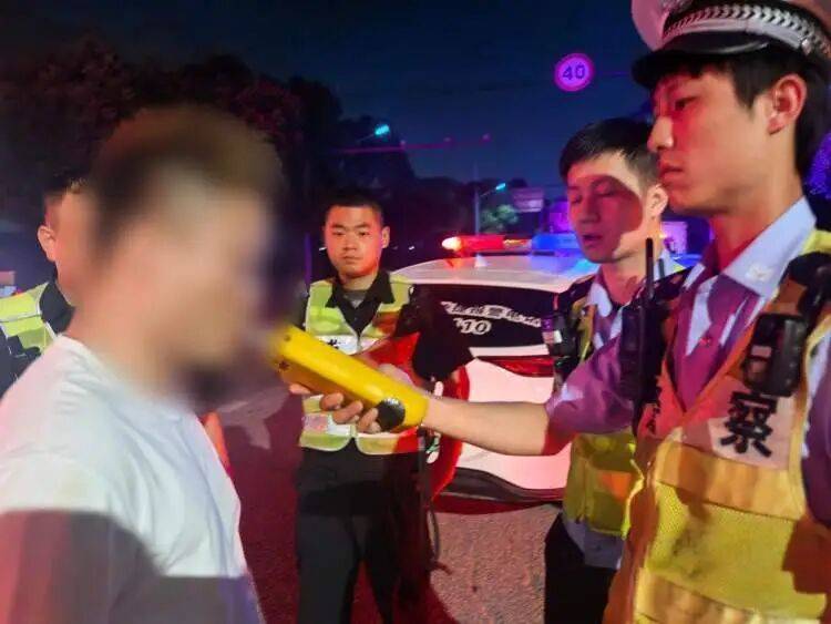 衣服都换了，却忘了换鞋子！上海警方：王某已被采取刑事强制措施