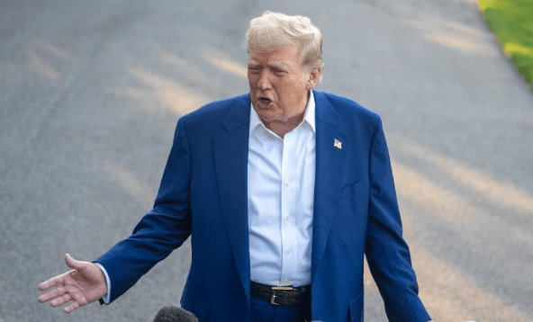 中方连抛3820亿美债,美国担忧的事来了,关键时刻巴菲特清空中企股票,信号不简单