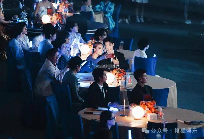 这场晚会台下简直是追星现场,名场面太多了吧?