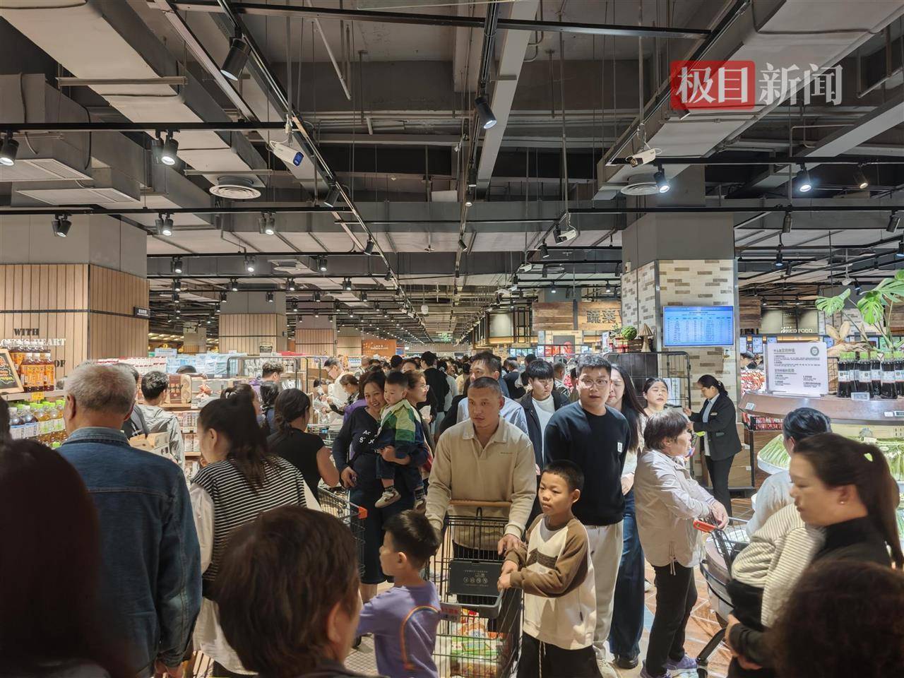 中秋夜的新乡胖东来能有多少人？多个收银口排起长队，有顾客举着购物篮在人群中穿行