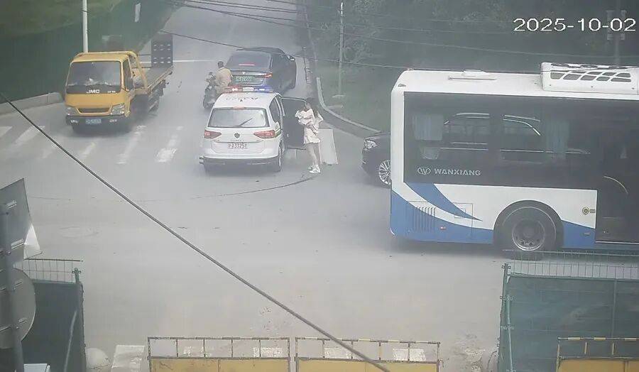 “我肯定要闯红灯的!”事发上海街头,民警紧急上报……