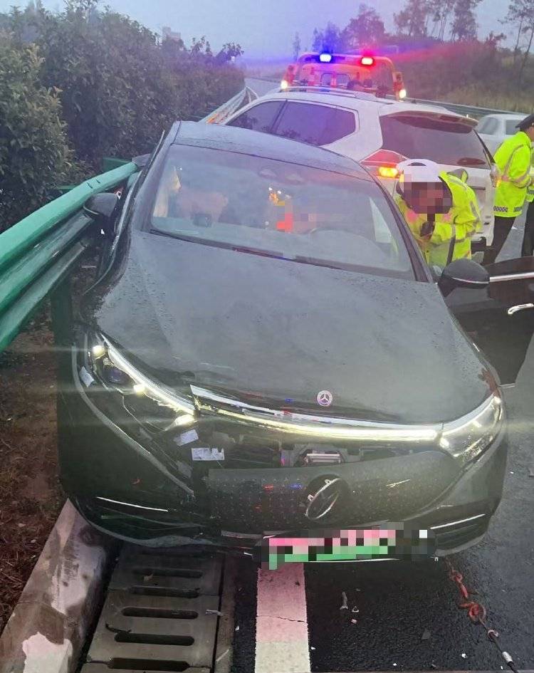 投保52万奔驰被追尾近乎报废，为啥保险只赔24万？业内人士与律师解读