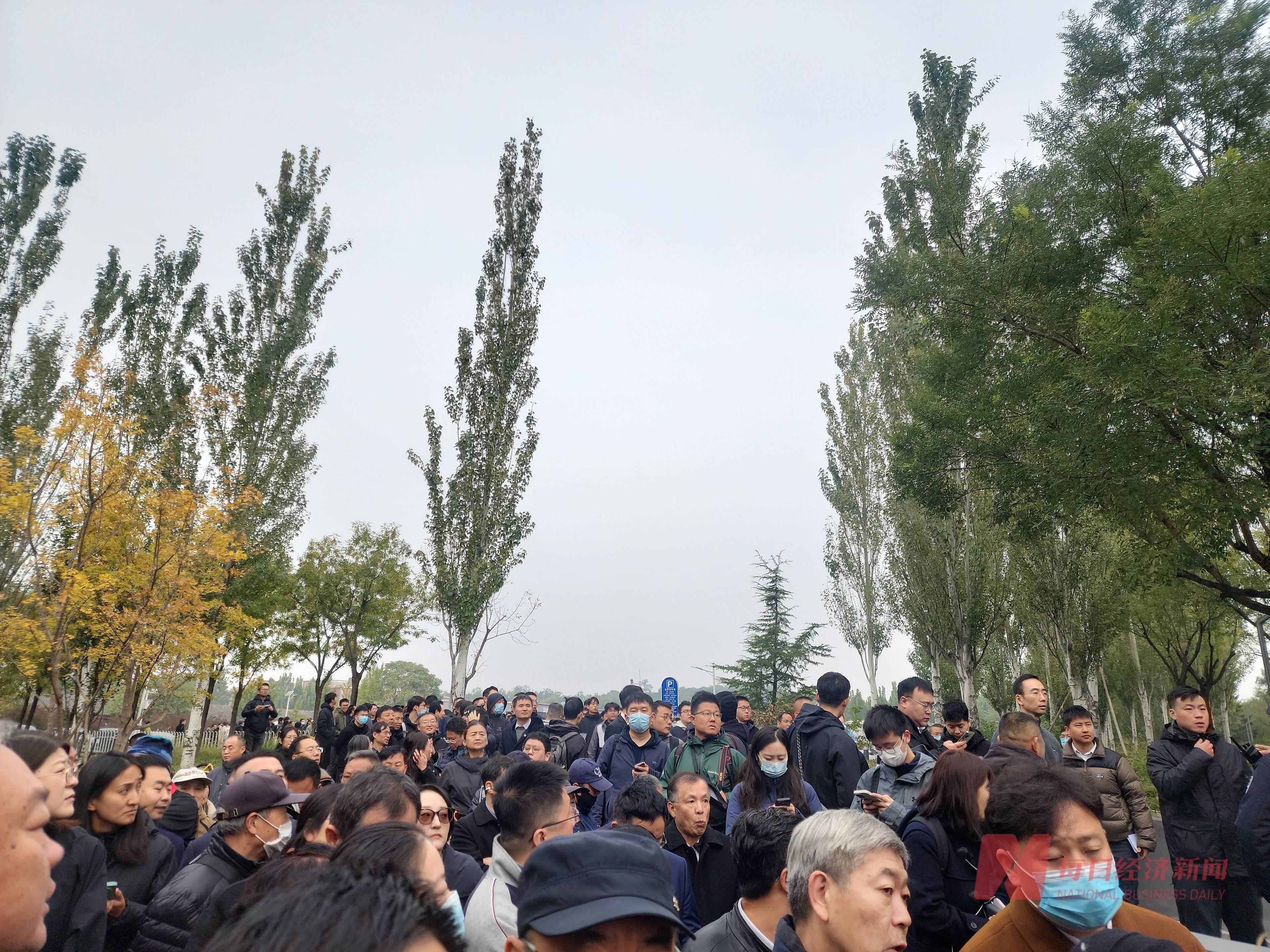 杨振宁先生遗体告别仪式今日在八宝山举行,大批群众自发而来,有人跨越上千公里