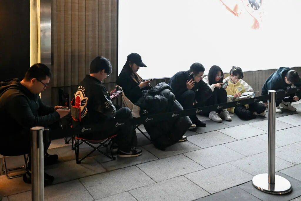 大幅涨价，有的一夜涨6000元！顾客通宵排队：值得