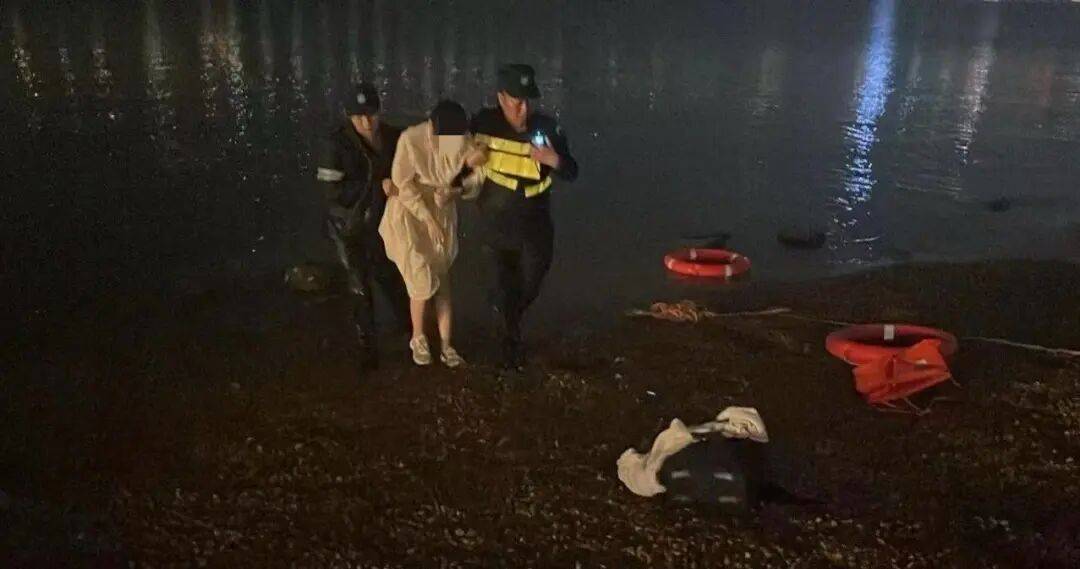 深夜，一白衣女子在深圳知名景区，做出反常举动！路过保安紧追，冲进大海……